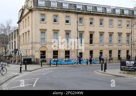 Bath, 20. März 2023. Das Hotel liegt an der Spitze einer normalerweise langsamen Kurve, das Auto hat es geschafft, die Poller zu übersehen und sich in die Lücke zu stürzen. Ein Auto ist in die Lücke zwischen dem Bürgersteig (oder Bürgersteig) und dem Francis Hotel in Bath gefallen. Der Unfall ereignete sich am Sonntag, dem 19. März. Rettungsdienste halfen den Bewohnern, aber es kam zu keinen schweren Verletzungen. Kredit: JMF News/Alamy Live News Stockfoto