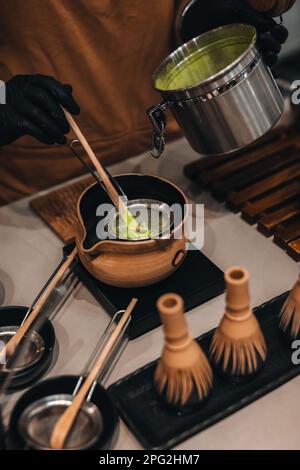 Zubereitung von grünem Matcha-Tee. Stillleben mit traditionellem japanischem Bio-Zubehör. Stockfoto