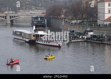 Historisches Dampfschiff (Paddeldampfer) Labe mit Touristen auf der Moldau während des Moldau-Tages in Prag, Tschechische Republik, 19. März 2023. (CTK Photo/Sa Stockfoto