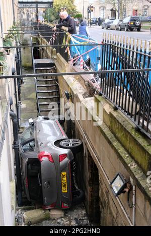 Bath, 20. März 2023. Ein Auto ist in die Lücke zwischen dem Bürgersteig (oder Bürgersteig) und dem Francis Hotel in Bath gefallen. Der Unfall ereignete sich am Sonntag, dem 19. März. Rettungsdienste halfen den Bewohnern, aber es kam zu keinen schweren Verletzungen. Kredit: JMF News/Alamy Live News Stockfoto