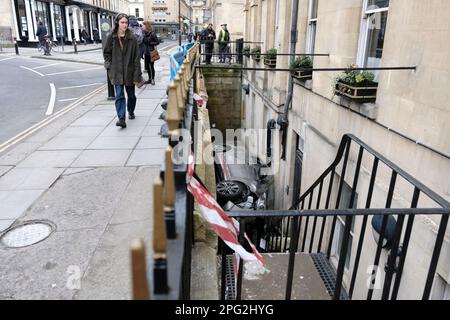 Bath, 20. März 2023. Ein Auto ist in die Lücke zwischen dem Bürgersteig (oder Bürgersteig) und dem Francis Hotel in Bath gefallen. Der Unfall ereignete sich am Sonntag, dem 19. März. Rettungsdienste halfen den Bewohnern, aber es kam zu keinen schweren Verletzungen. Kredit: JMF News/Alamy Live News Stockfoto