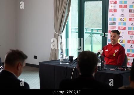 Cardiff, Großbritannien. 20. März 2023. Aaron Ramsey, der kürzlich angekündigte Kapitän der Wales-Fußballmannschaft, spricht mit den Medien. Wales Fußballpressekonferenz im Vale Resort in Südwales am Montag, den 20. März 2023. Bild von Andrew Orchard/Andrew Orchard Sportfotografie/Alamy Live News Credit: Andrew Orchard Sportfotografie/Alamy Live News Stockfoto