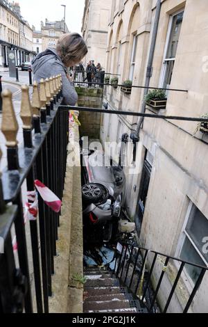 Bath, 20. März 2023. Ein Auto ist in die Lücke zwischen dem Bürgersteig (oder Bürgersteig) und dem Francis Hotel in Bath gefallen. Der Unfall ereignete sich am Sonntag, dem 19. März. Rettungsdienste halfen den Bewohnern, aber es kam zu keinen schweren Verletzungen. Kredit: JMF News/Alamy Live News Stockfoto