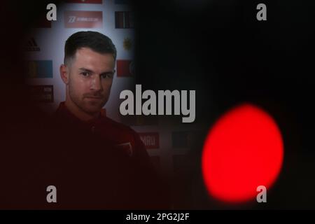 Cardiff, Großbritannien. 20. März 2023. Aaron Ramsey, der kürzlich angekündigte Kapitän der Wales-Fußballmannschaft, spricht mit den Medien. Wales Fußballpressekonferenz im Vale Resort in Südwales am Montag, den 20. März 2023. Bild von Andrew Orchard/Andrew Orchard Sportfotografie/Alamy Live News Credit: Andrew Orchard Sportfotografie/Alamy Live News Stockfoto