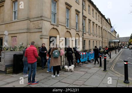 Bath, 20. März 2023. Ein Auto ist in die Lücke zwischen dem Bürgersteig (oder Bürgersteig) und dem Francis Hotel in Bath gefallen. Etwas anderes für Touristen zu sehen. Der Unfall ereignete sich am Sonntag, dem 19. März. Rettungsdienste halfen den Bewohnern, aber es kam zu keinen schweren Verletzungen. Kredit: JMF News/Alamy Live News Stockfoto