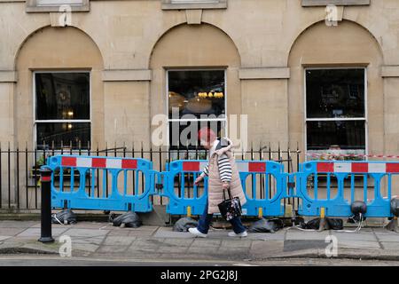 Bath, 20. März 2023. Ein Auto ist in die Lücke zwischen dem Bürgersteig (oder Bürgersteig) und dem Francis Hotel in Bath gefallen. Manche sehen es nicht. Der Unfall ereignete sich am Sonntag, dem 19. März. Rettungsdienste halfen den Bewohnern, aber es kam zu keinen schweren Verletzungen. Kredit: JMF News/Alamy Live News Stockfoto