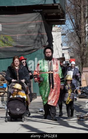 Ein chassidischer Familienspaziergang auf der Ross St. in Williamsburg, Brooklyn, in ihren bunten Purim-Kostümen Stockfoto