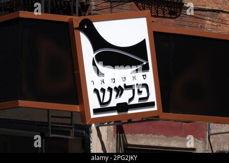 Ein jiddisches Schild in Williamsburg, das für Satmarfleisch wirbt, eine Kette koscherer Metzger, die den Namen der größten chassidischen Gruppe beschwören. Stockfoto