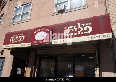 Das Vordach-Schild vor Cohn's Live Poultry Center auf der Flushing Avenue in Brooklyn, New York. Das Schild ist sowohl jiddisch als auch englisch. Stockfoto