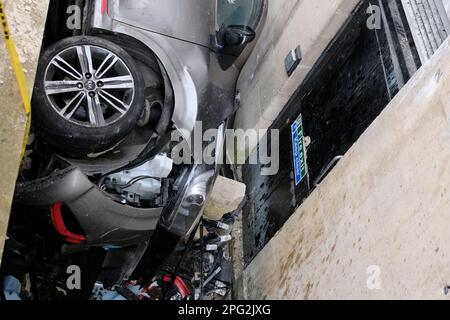 Bath, 20. März 2023. Ein Auto ist in die Lücke zwischen dem Bürgersteig (oder Bürgersteig) und dem Francis Hotel in Bath gefallen. Einige Reparaturen sind erforderlich. Der Unfall ereignete sich am Sonntag, dem 19. März. Rettungsdienste halfen den Bewohnern, aber es kam zu keinen schweren Verletzungen. Kredit: JMF News/Alamy Live News Stockfoto