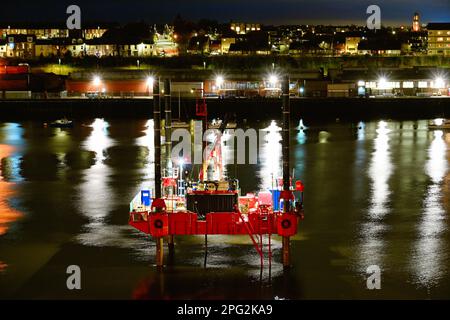 SKATE-3E-Bohrwagen von Immingham, Probebohrungen bei Nacht am Tyne-Flussbett für das neue North Shields Fährterminal Stockfoto