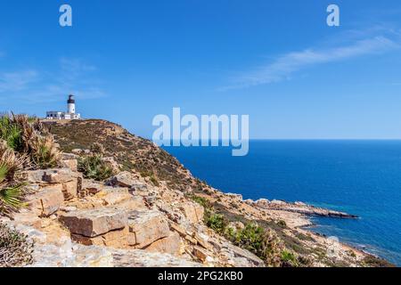 Blick auf die hohen Klippen mit Leuchtturm in El Haouaria, Tunesien. Kein Afrika Stockfoto