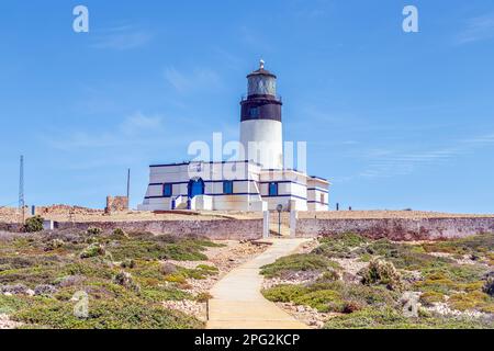 Blick auf die hohen Klippen mit Leuchtturm in El Haouaria, Tunesien. Kein Afrika Stockfoto