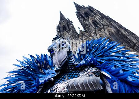 Köln, Deutschland. 20. März 2023. Die Figur „The Shoebill“ steht vor dem Kölner Dom bei einem exklusiven Fotoshooting mit dpa. Die Staffel 8. der Kostümratenshow „The Masked Singer“ beginnt am 1. April 2023 um 2015 Uhr auf ProSieben. (Zu dpa: 'Riesiger maskierter Singer Vogel erscheint überraschend vor der Kathedrale aus dem Jahr 20.03.2023) Credit: Rolf Vennenbernd/dpa/Alamy Live News Stockfoto