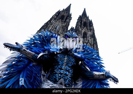 Köln, Deutschland. 20. März 2023. Die Figur „The Shoebill“ steht vor dem Kölner Dom bei einem exklusiven Fotoshooting mit dpa. Die Staffel 8. der Kostümratenshow „The Masked Singer“ beginnt am 1. April 2023 um 2015 Uhr auf ProSieben. (Zu dpa: 'Riesiger maskierter Singer Vogel erscheint überraschend vor der Kathedrale aus dem Jahr 20.03.2023) Credit: Rolf Vennenbernd/dpa/Alamy Live News Stockfoto