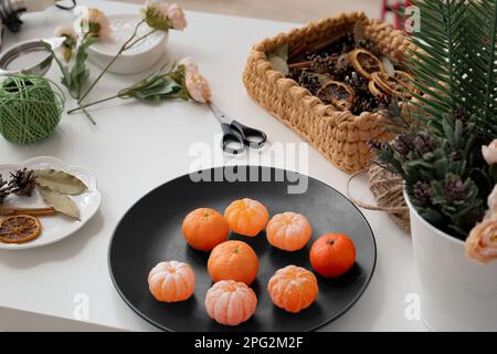 Tisch einer Nadelfrau mit Zutaten, Fäden, Scheren. Handgemachte Seife, Blumen, Früchte aus Seife. Art des Hobbys und Freizeit. Stockfoto