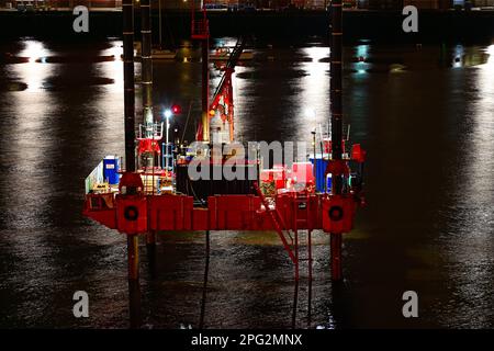 SKATE-3E-Bohrwagen von Immingham, Probebohrungen bei Nacht am Tyne-Flussbett für das neue North Shields Fährterminal Stockfoto