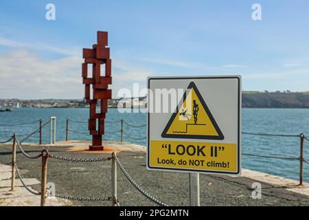 Die Skulptur „Look II“ von Sir Anthony Gormley aus dem Jahr 12ft auf dem West Hoe Pier Plymouth wird von einem Schild begleitet, das darauf hinweist, dass es sich nicht um eine Kletterwand für Freizeitaktivitäten handelt Stockfoto