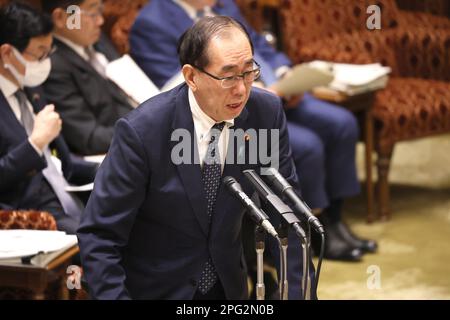 20. März 2023, Tokio, Japan - Japanische Ministerin für innere Angelegenheiten und Kommunikation Takeaki Matsumoto beantwortet eine Frage auf der Sitzung des Haushaltsausschusses des Oberhauses am Montag, den 20. März 2023, beim National Diet in Tokio. (Foto: Yoshio Tsunoda/AFLO) Stockfoto