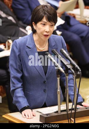 20. März 2023, Tokio, Japan - der japanische Wirtschaftssicherheitsminister Sanae Takaichi beantwortet eine Frage auf der Sitzung des Haushaltsausschusses des Oberhauses beim National Diet am Montag, den 20. März 2023 in Tokio. (Foto: Yoshio Tsunoda/AFLO) Stockfoto