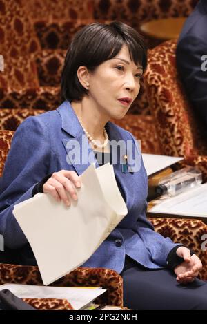 20. März 2023, Tokio, Japan - der japanische Wirtschaftssicherheitsminister Sanae Takaichi hört eine Frage auf der Sitzung des Haushaltsausschusses des Oberhauses beim National Diet am Montag, den 20. März 2023 in Tokio. (Foto: Yoshio Tsunoda/AFLO) Stockfoto