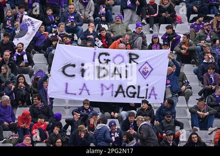 Fans von ACF Fiorentina mit einem Banner für Igor Julio dos Santos de Paulo ''Igor'' (ACF Fiorentina) während des Spiels CF Fiorentina vs US Lecce, italienischer Fußball Serie A in Florenz, Italien, März 19 2023 Stockfoto