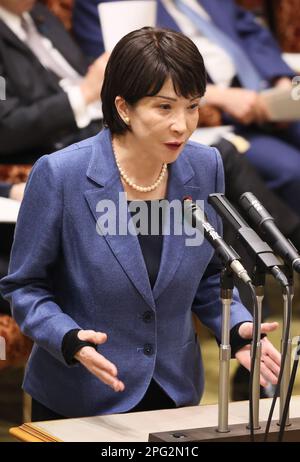 20. März 2023, Tokio, Japan - der japanische Wirtschaftssicherheitsminister Sanae Takaichi beantwortet eine Frage auf der Sitzung des Haushaltsausschusses des Oberhauses beim National Diet am Montag, den 20. März 2023 in Tokio. (Foto: Yoshio Tsunoda/AFLO) Stockfoto