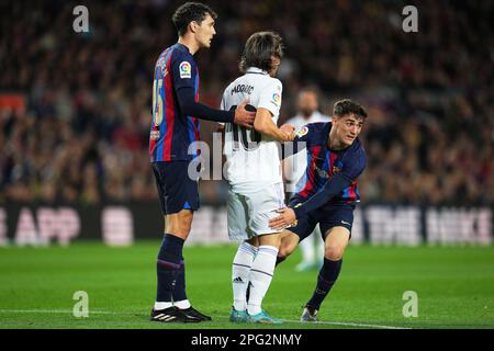 Luka Modric von Real Madrid, Andreas Christensen und Pablo Martin Gavira Gavi vom FC Barcelona während des Spiels La Liga zwischen dem FC Barcelona und Real Madrid, gespielt am 19. März 2023 im Spotify Camp Nou Stadium in Barcelona, Spanien. (Foto: Colas Buera / PRESSIN) Stockfoto