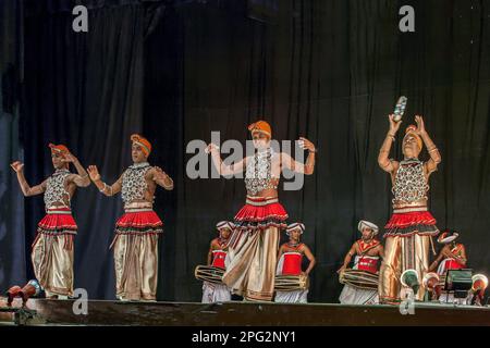 09 08 2007 Kunst- und Kulturtänzer in traditionellen Kostümen, Kandy-Tänzer während der Show, Kandy, Sri Lanka Asien. Stockfoto