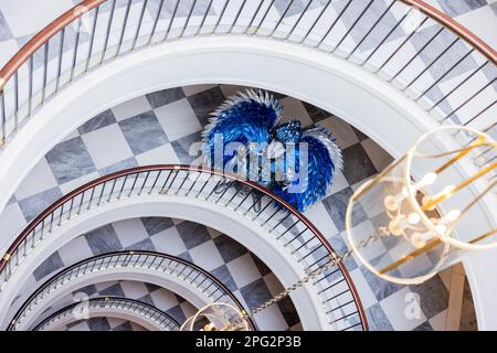 Köln, Deutschland. 20. März 2023. Die Figur „The Shoebill“ steht während einer exklusiven Fotosession mit dpa im Hotel Excelsior Ernst. Die 8. Saison der Kostümratten-Show „The Masked Singer“ beginnt am 1. April 2023 um 2015 Uhr auf ProSieben. (Zu dpa: 'Riesen maskierter Singer Vogel taucht überraschend vor der Kathedrale auf ab 20.03.2023) Kredit: Rolf Vennenbernd/dpa/Alamy Live News Stockfoto