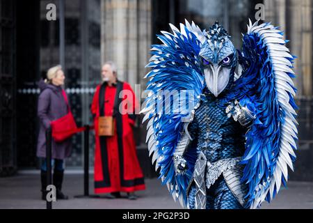 Köln, Deutschland. 20. März 2023. Die Figur „The Shoebill“ steht vor dem Kölner Dom bei einem exklusiven Fotoshooting mit dpa. Die Staffel 8. der Kostümratenshow „The Masked Singer“ beginnt am 1. April 2023 um 2015 Uhr auf ProSieben. (Zu dpa: 'Riesiger maskierter Singer Vogel erscheint überraschend vor der Kathedrale aus dem Jahr 20.03.2023) Credit: Rolf Vennenbernd/dpa/Alamy Live News Stockfoto