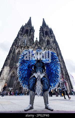 Köln, Deutschland. 20. März 2023. Die Figur „The Shoebill“ steht vor dem Kölner Dom bei einem exklusiven Fotoshooting mit dpa. Die Staffel 8. der Kostümratenshow „The Masked Singer“ beginnt am 1. April 2023 um 2015 Uhr auf ProSieben. (Zu dpa: 'Riesiger maskierter Singer Vogel erscheint überraschend vor der Kathedrale aus dem Jahr 20.03.2023) Credit: Rolf Vennenbernd/dpa/Alamy Live News Stockfoto