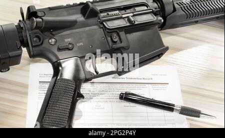 FBI-NICS prüfen Formular öffentlich mit einem Sturmgewehr und einem Stift Stockfoto