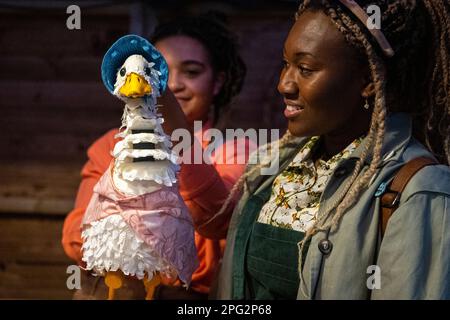 London, Großbritannien. 20. März 2023 (L) Pena Iiyambo als Jemima Puddle-Duck und Comfort Fabian als Beatrix bei einem Fototermin für das Peter Rabbit Easter Adventure auf der Covent Garden Piazza. Live-Darbietungen und Puppenspiele sorgen für ein Besuchererlebnis, das Beatrix Potter auf einer Mission begleitet, Jemima Puddle-Duck aus den Klauen von Mr. McGregor zu retten. Die Show findet an Ostern vom 21. März bis 16. April statt. Kredit: Stephen Chung / Alamy Live News Stockfoto