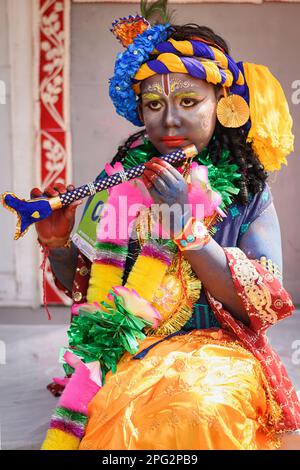 Junge Künstler verkleiden sich als Lord Krishna und spielen mit Farben auf dem Festival der Farben namens Holi, einem beliebten hinduistischen Festival, das in gefeiert wird Stockfoto