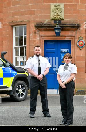 Cumbria Polizeichef Oberst Constable Jonathan Blackwell und Polizeichef Michelle Skeer vor dem Polizeihauptquartier, Carleton Hall, Penrith. Stockfoto