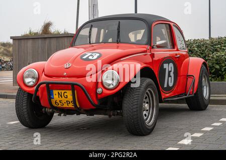 Noordwijk, Niederlande, 19.03.2023, Custom Off-Road Volkswagen Beetle 1973 in Rot Stockfoto