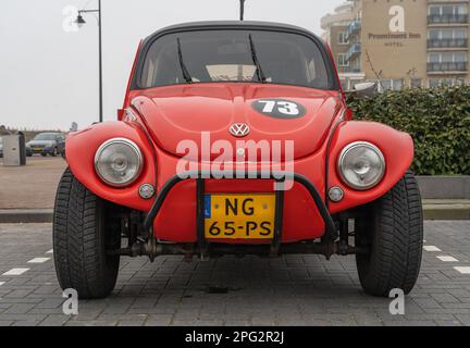 Noordwijk, Niederlande, 19.03.2023, Vorderansicht des individuellen Geländewagens Volkswagen Käfer 1973 in Rot Stockfoto