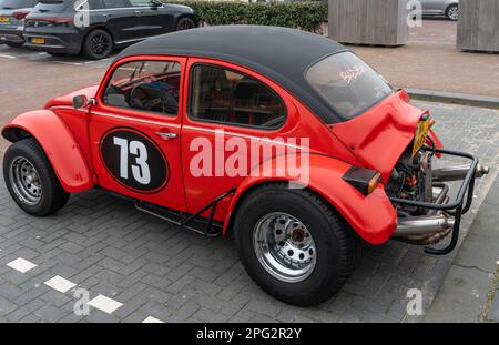 Noordwijk, Niederlande, 19.03.2023, Rückansicht des individuellen Geländewagens Volkswagen Beetle 1973 in Rot Stockfoto