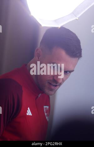 Cardiff, Großbritannien. 20. März 2023. Aaron Ramsey, der kürzlich angekündigte Kapitän der Wales-Fußballmannschaft, spricht mit den Medien. Wales Fußballpressekonferenz im Vale Resort in Südwales am Montag, den 20. März 2023. Bild von Andrew Orchard/Andrew Orchard Sportfotografie/Alamy Live News Credit: Andrew Orchard Sportfotografie/Alamy Live News Stockfoto