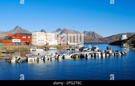 Der Hafen. Stadt Tasiilaq (früher Ammassalik genannt), die größte Stadt in Ostgrönland. Amerika, Grönland, Tasiilaq, dänisches Territorium Stockfoto