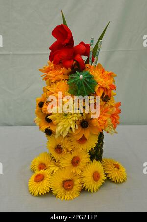 Ananas gefüllt mit Schnittblumen, Gartenbau-Show, suffolk Stockfoto