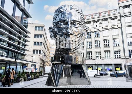 Kafka Drehkopf. Eine rotierende Skulptur von Franz Kafka, geschaffen von David Cerny, im Freien im Zentrum von Prag installiert Stockfoto