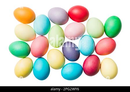 Korb mit bunten Ostereiern, isoliert auf weißem Hintergrund. Osterkorb gefüllt mit farbigen Eiern Top View Urlaubskonzept. Stockfoto