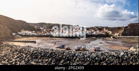 STAITHES, NORTH YORKSHIRE, GROSSBRITANNIEN - 11. MÄRZ 2023. Das malerische Fischerdorf Staithes in Yorkshire, das ein beliebter Touri ist, bietet einen unvergleichlichen Blick auf die Landschaft Stockfoto