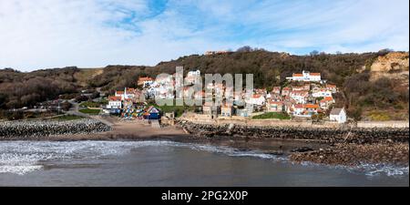 Das hübsche Fischerdorf Runswick Bay an der Nordseeküste von North Yorkshire aus der Vogelperspektive aus der Vogelperspektive Stockfoto