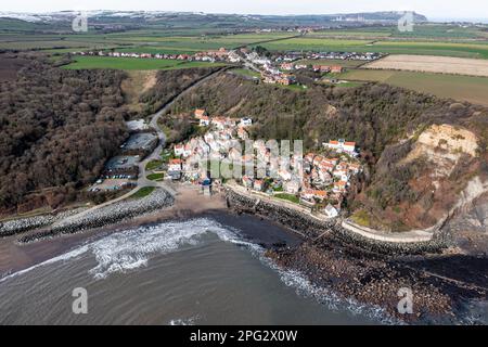 Das hübsche Fischerdorf Runswick Bay an der Nordseeküste von North Yorkshire aus der Vogelperspektive aus der Vogelperspektive Stockfoto