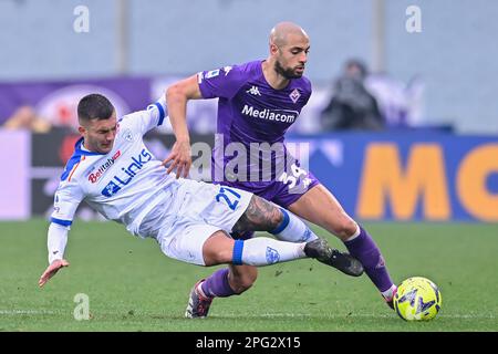 Artemio Franchi Stadion, Florenz, Italien, 19. März 2023, Sofyan Amrabat (ACF Fiorentina) und Gabriel Strefezza (US Lecce) während der CF Fiorentina vs. U Stockfoto