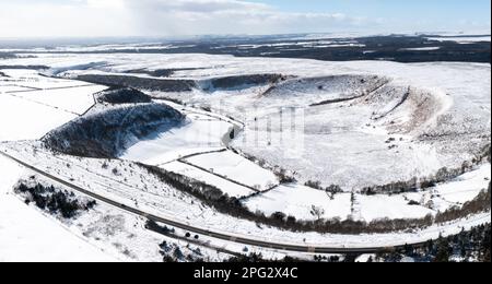 Das Hole of Horcum im North Yorkshire Moors National Park aus der Vogelperspektive in den Wintermonaten und schneebedeckt Stockfoto