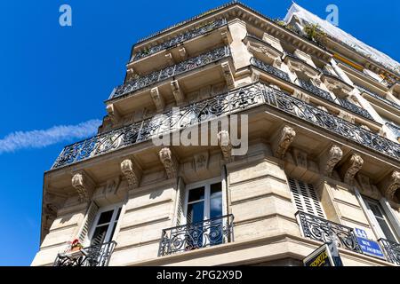 Wohnblock im Haussmann-Stil in Paris Stockfoto